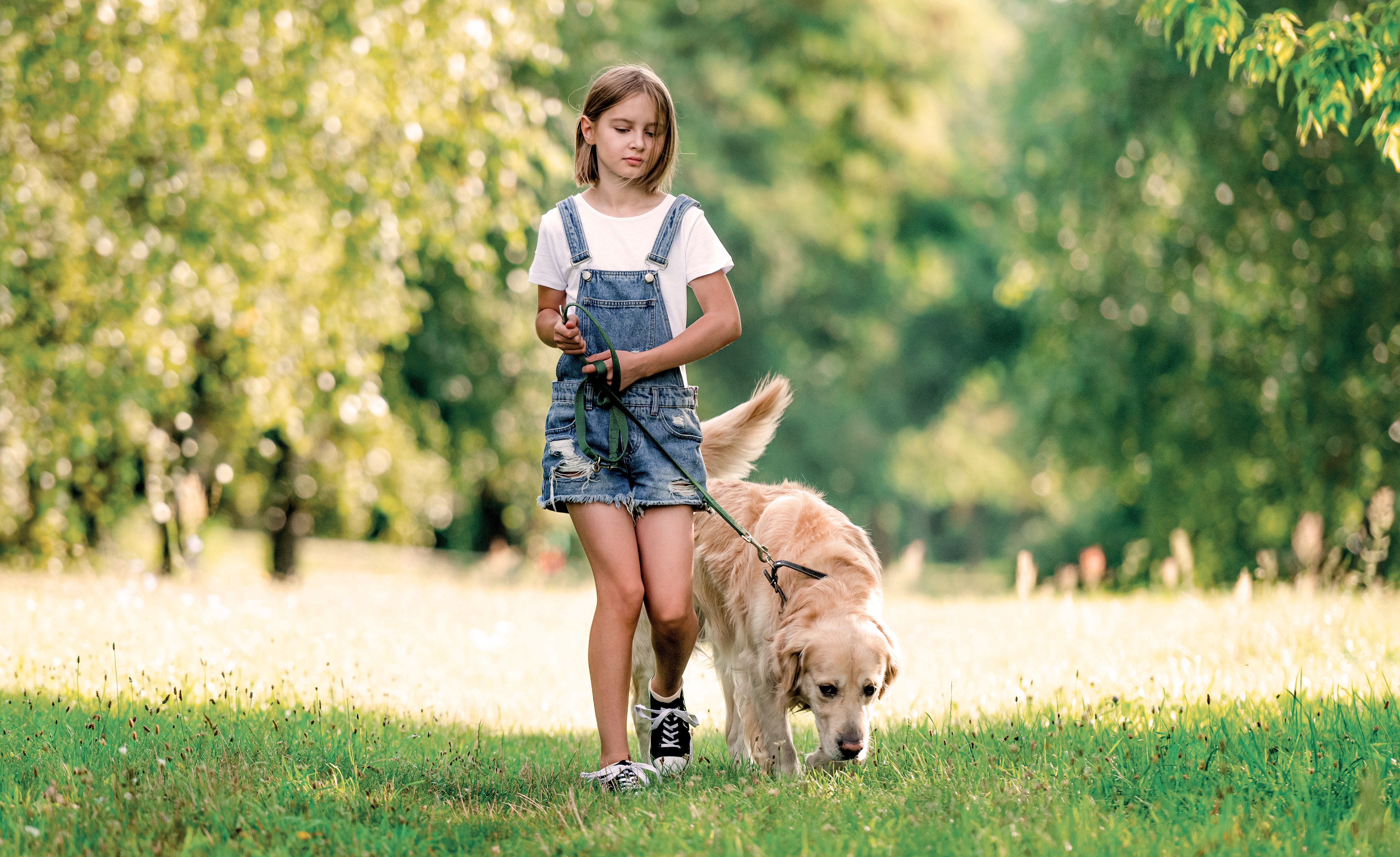 nina-con-mascota-naturaleza